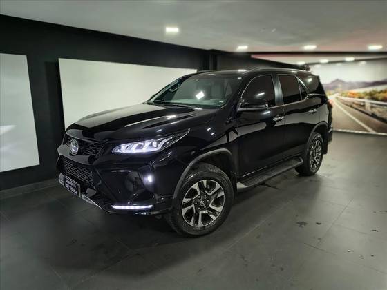 TOYOTA HILUX SW4 2.8 D-4D TURBO DIESEL DIAMOND 7L 4X4 AUTOMÁTICO